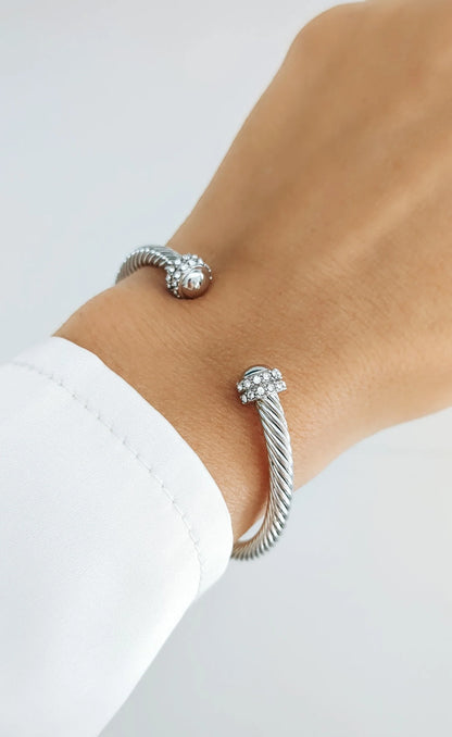 Elegant and Timeless Bangle with Stunning Details