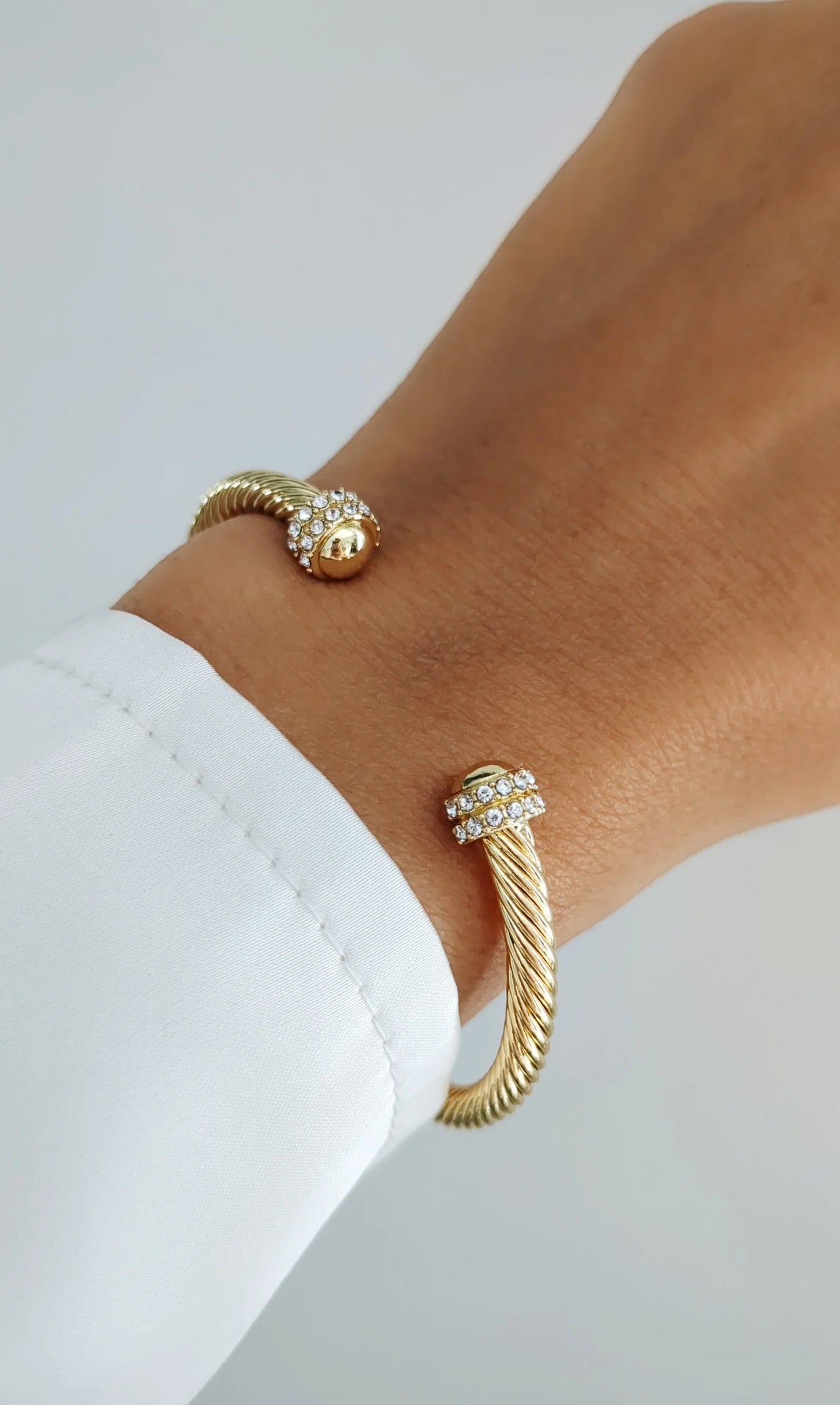 Elegant and Timeless Bangle with Stunning Details