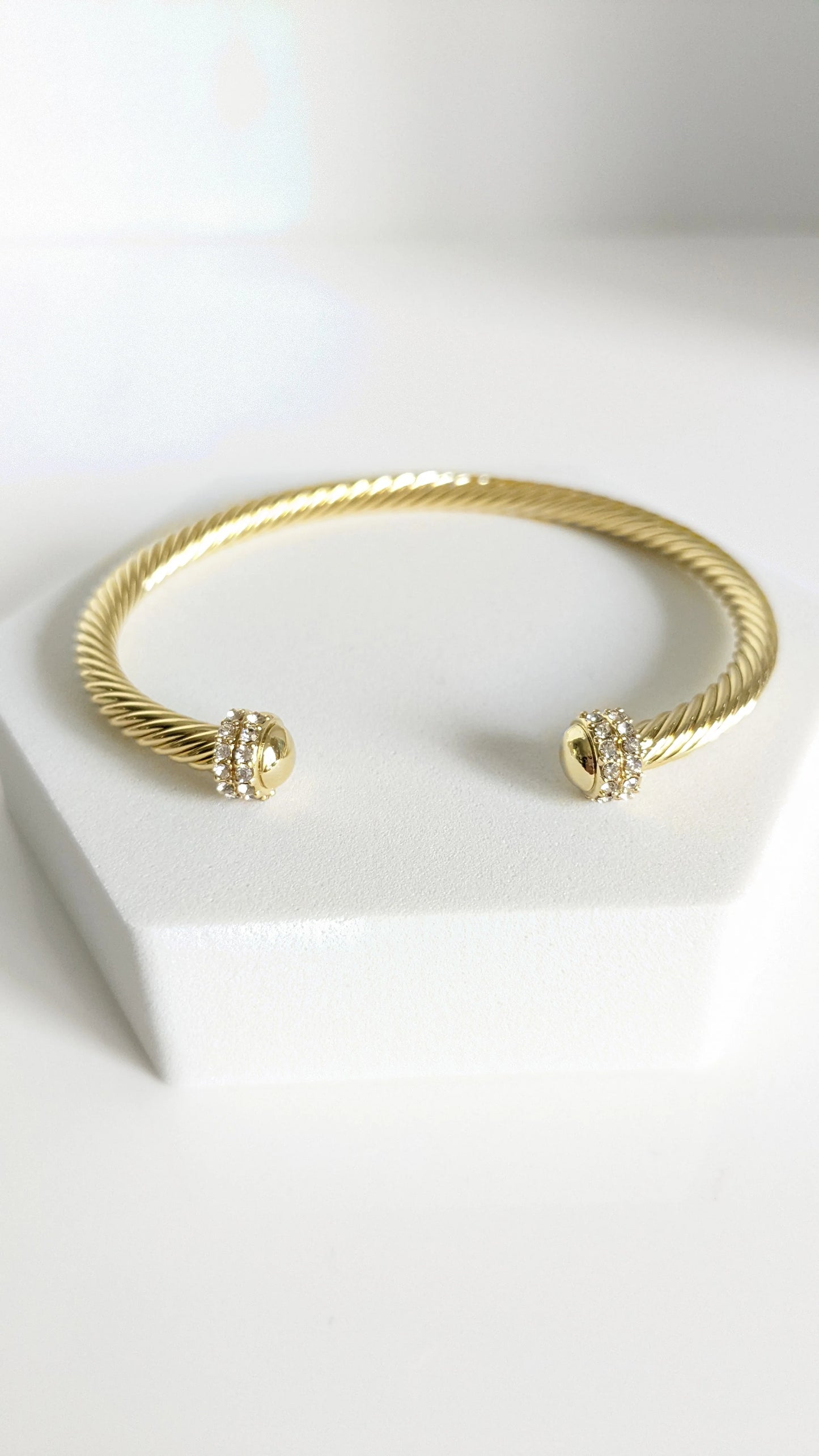 Elegant and Timeless Bangle with Stunning Details