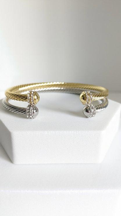 Elegant and Timeless Bangle with Stunning Details